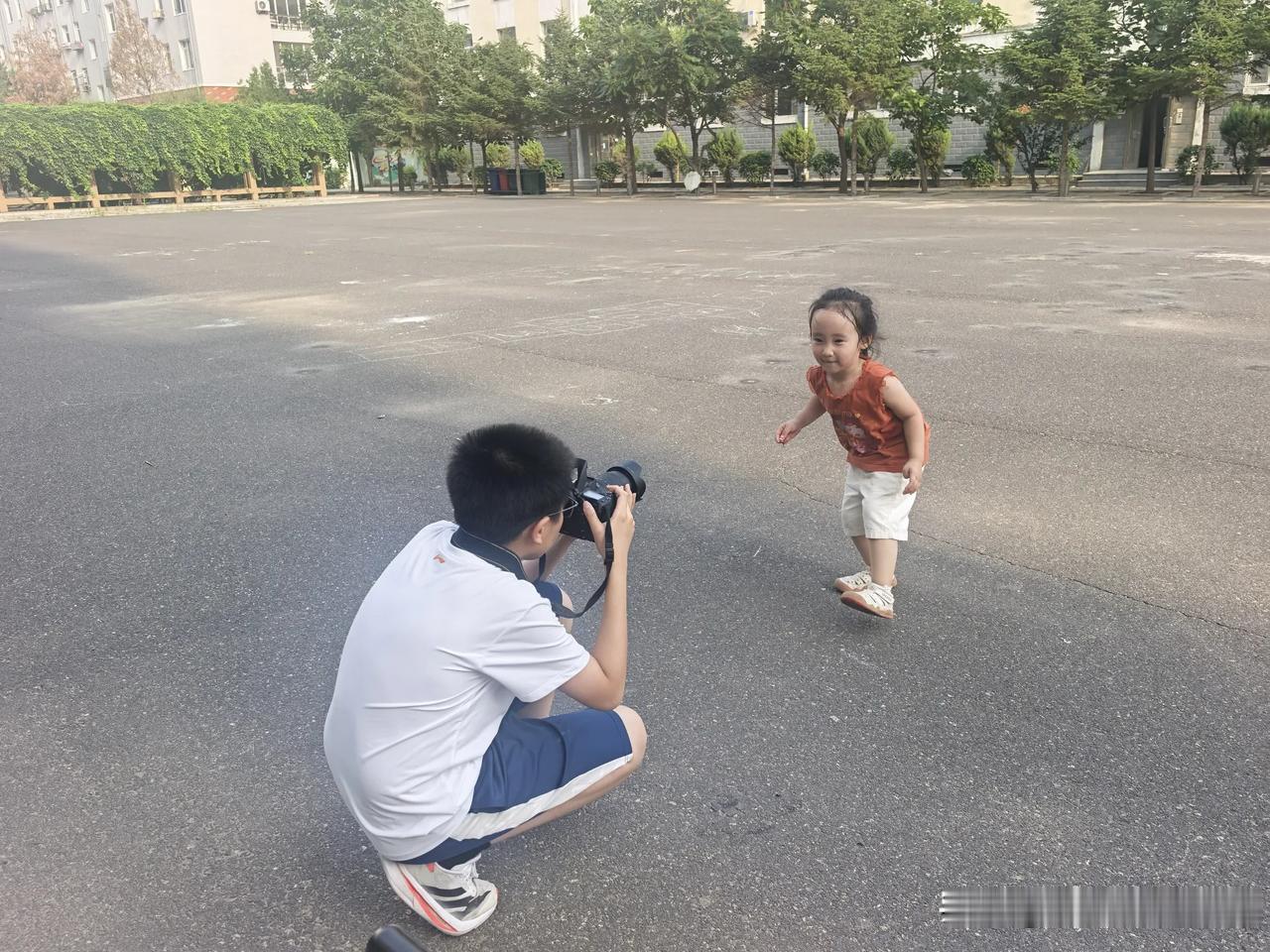 两个小“神兽”的假期生活，一个初中生，一个幼儿园。
哥哥学拍照，妹妹当“模特”，