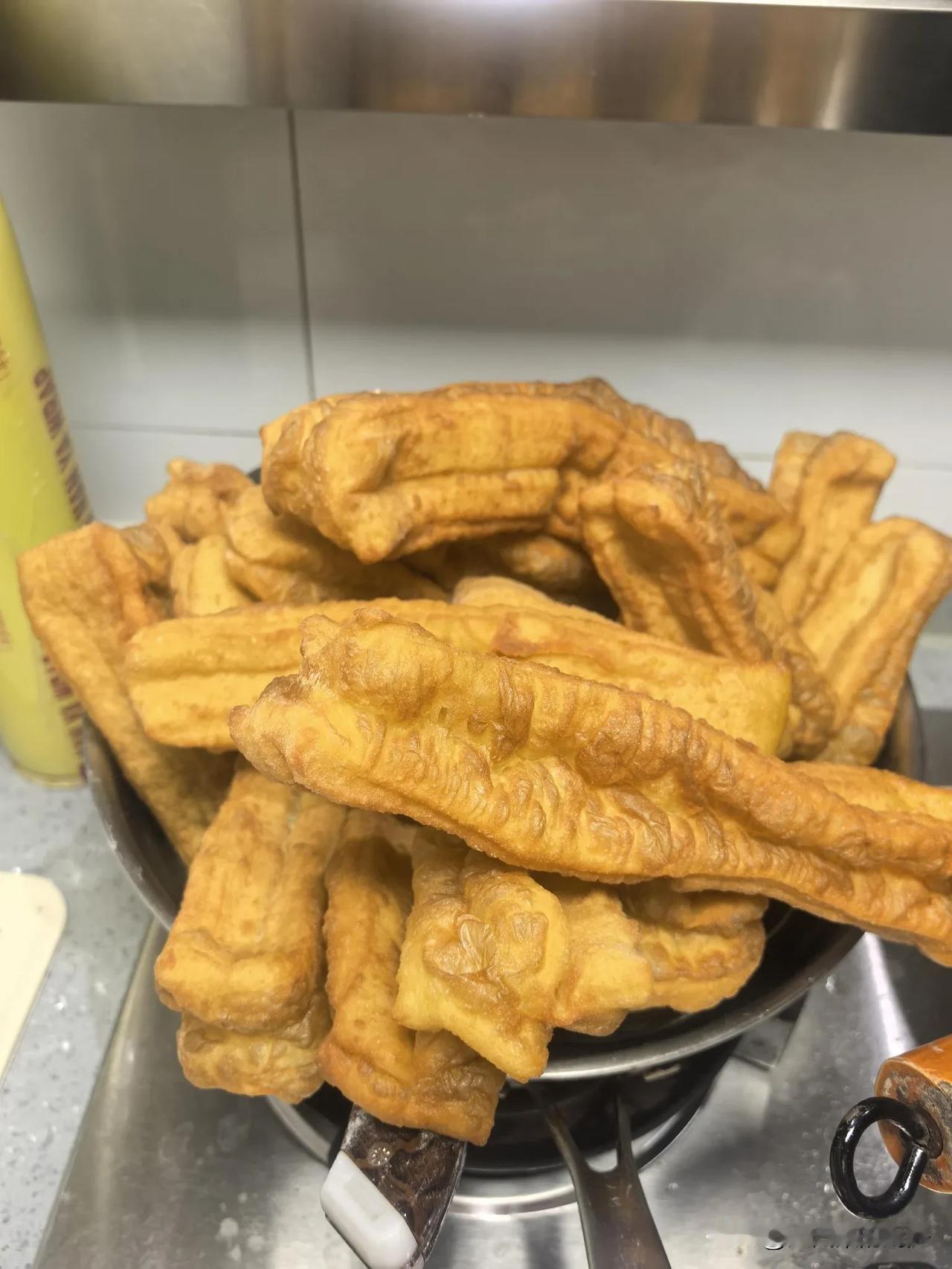 大半夜的炸油条，没谁了😅这两天老刷到炸油条，忍不住做了，厨房真是太热了，急急忙