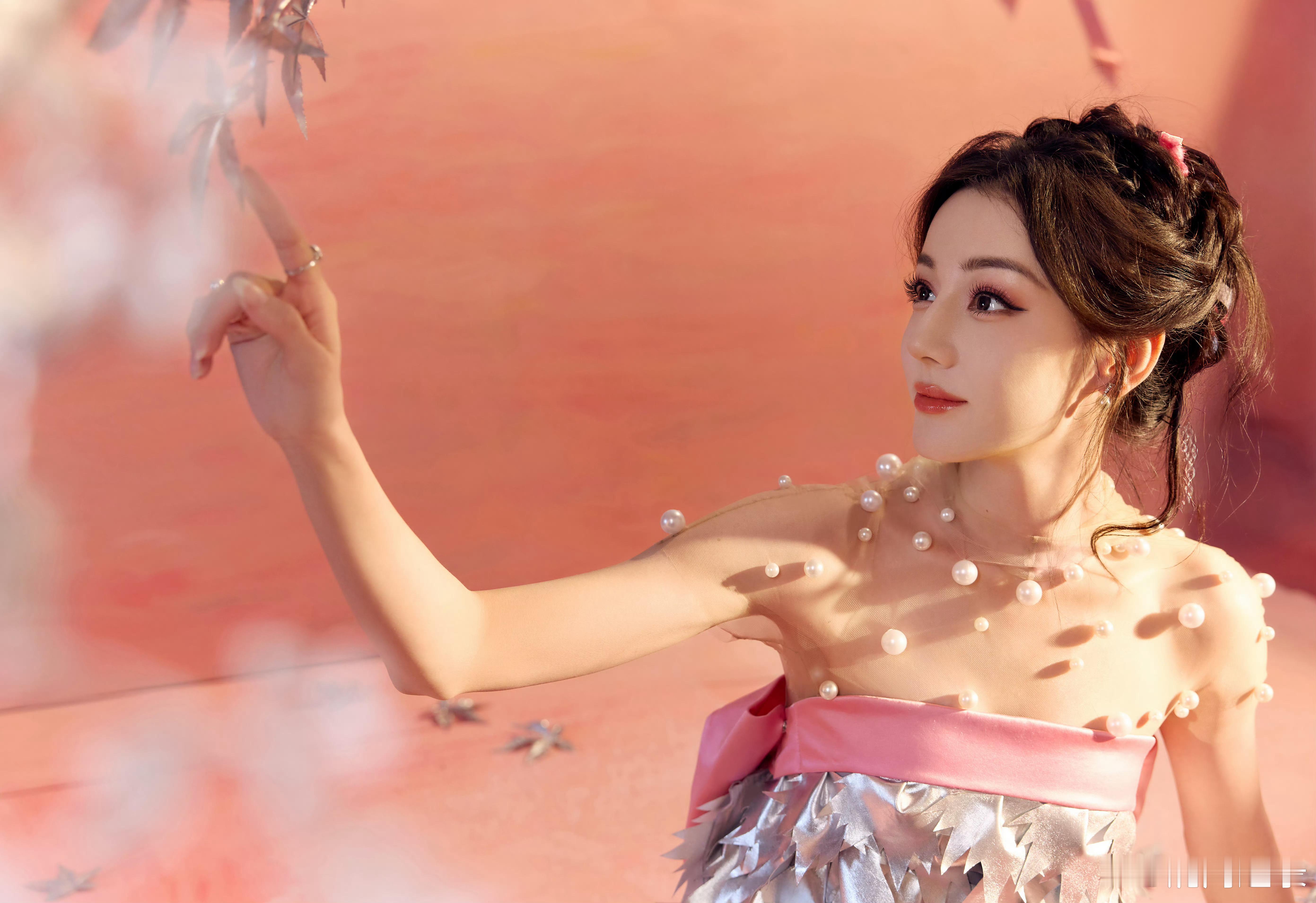 这么灵的脸蛋这么有品的妆发这么糟糕的闵塔鲨 ​​​