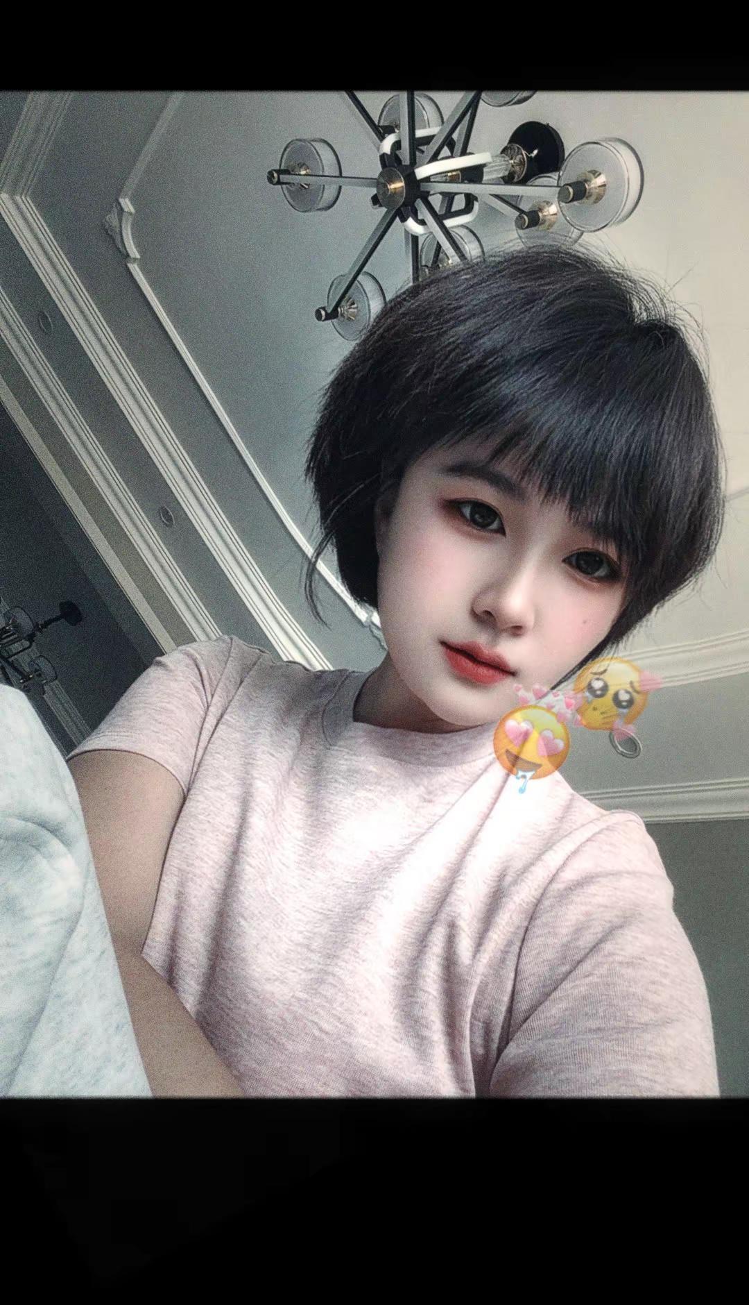 窝卖个萌 短发女孩也可以性感和可爱 短发妹子 短发 粉色上衣的日常穿搭