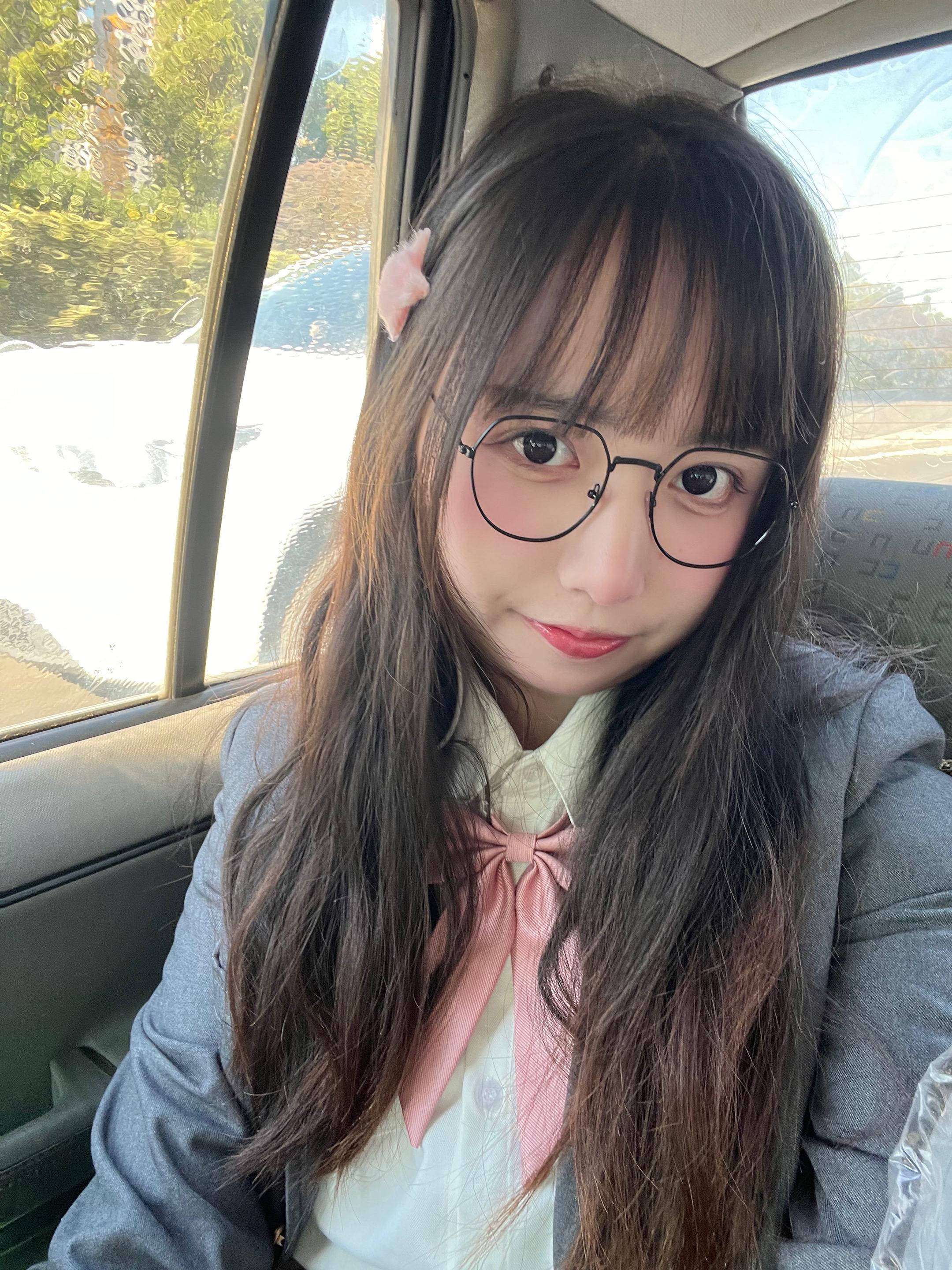 大哥的眼神。救命我发什么作品 系统都给我推  的标签 之前开评论的时候...