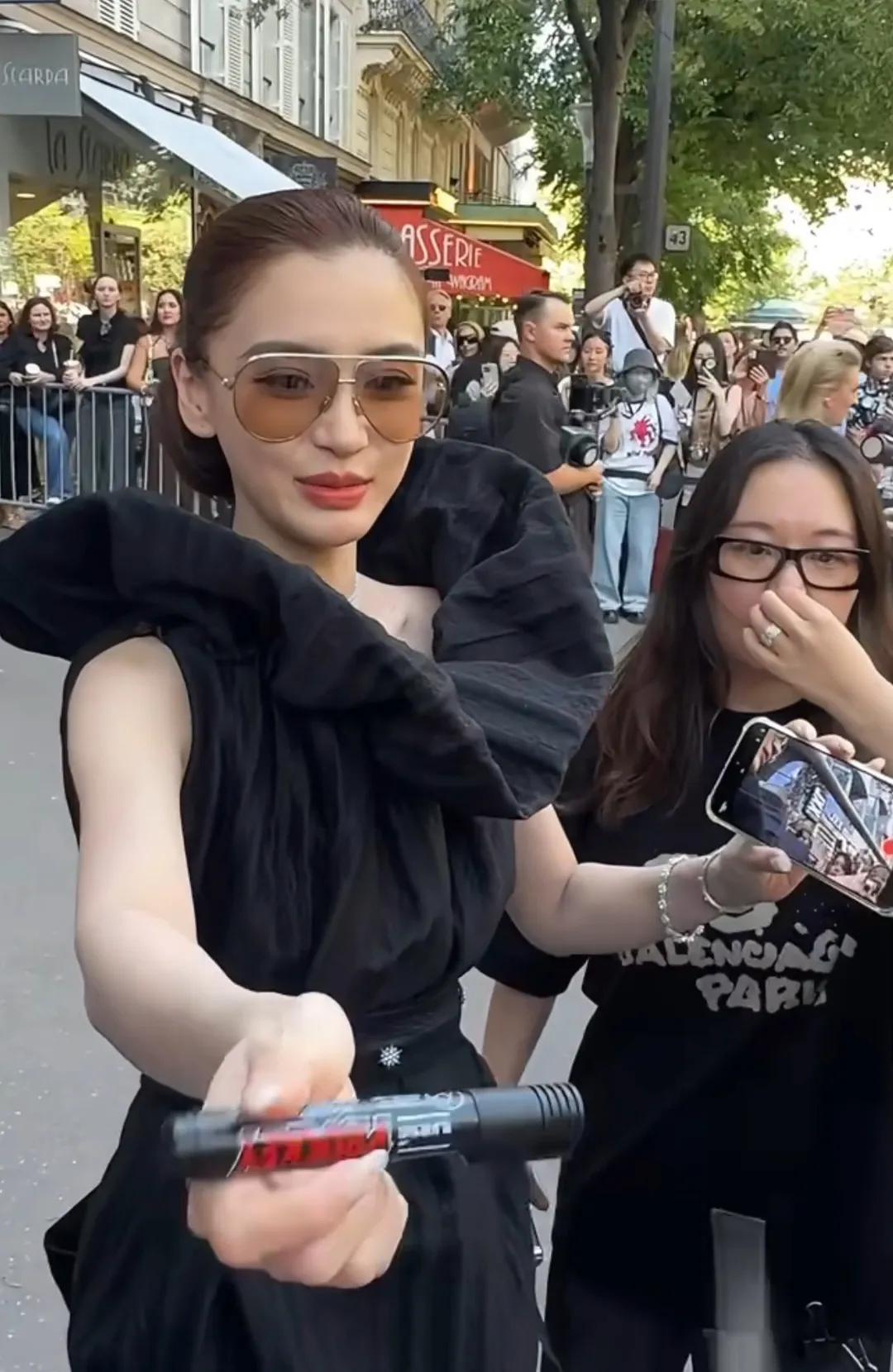 为什么那么多人说baby这套礼服很丑呢？感觉也挺好看的，是不是发型不对呀？

B