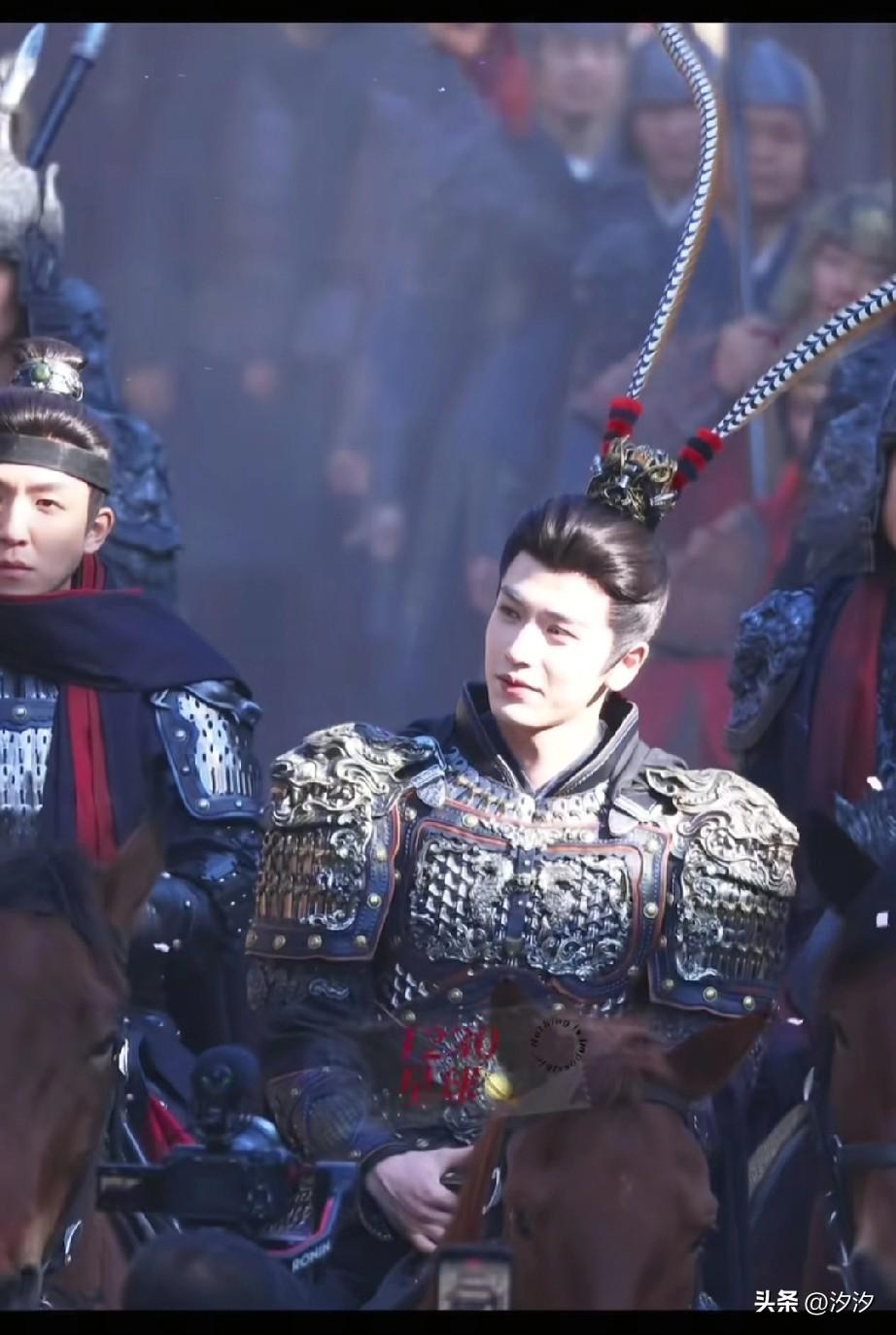 张凌赫饰演的谢征凯旋入京，
这一身的造型的确很帅，
猛一看以为是吕布重生， 
再