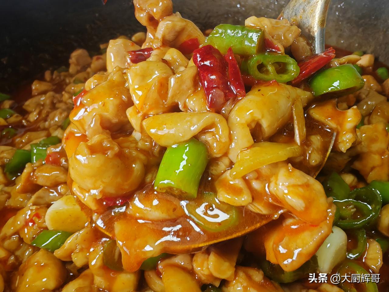 你们炒菜的时候喜欢放葱花吗?当然要放葱花姜末了，要不然炒菜怎么会好吃呢？！
