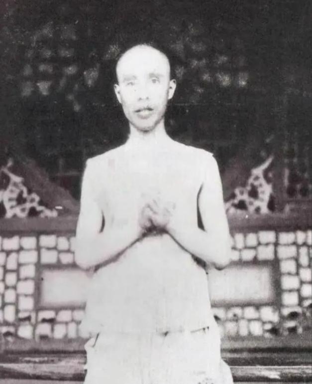 1907年，徐锡麟刺杀完恩师后被抓住处以极刑，临刑前清兵给他拍了张照片，徐锡麟看