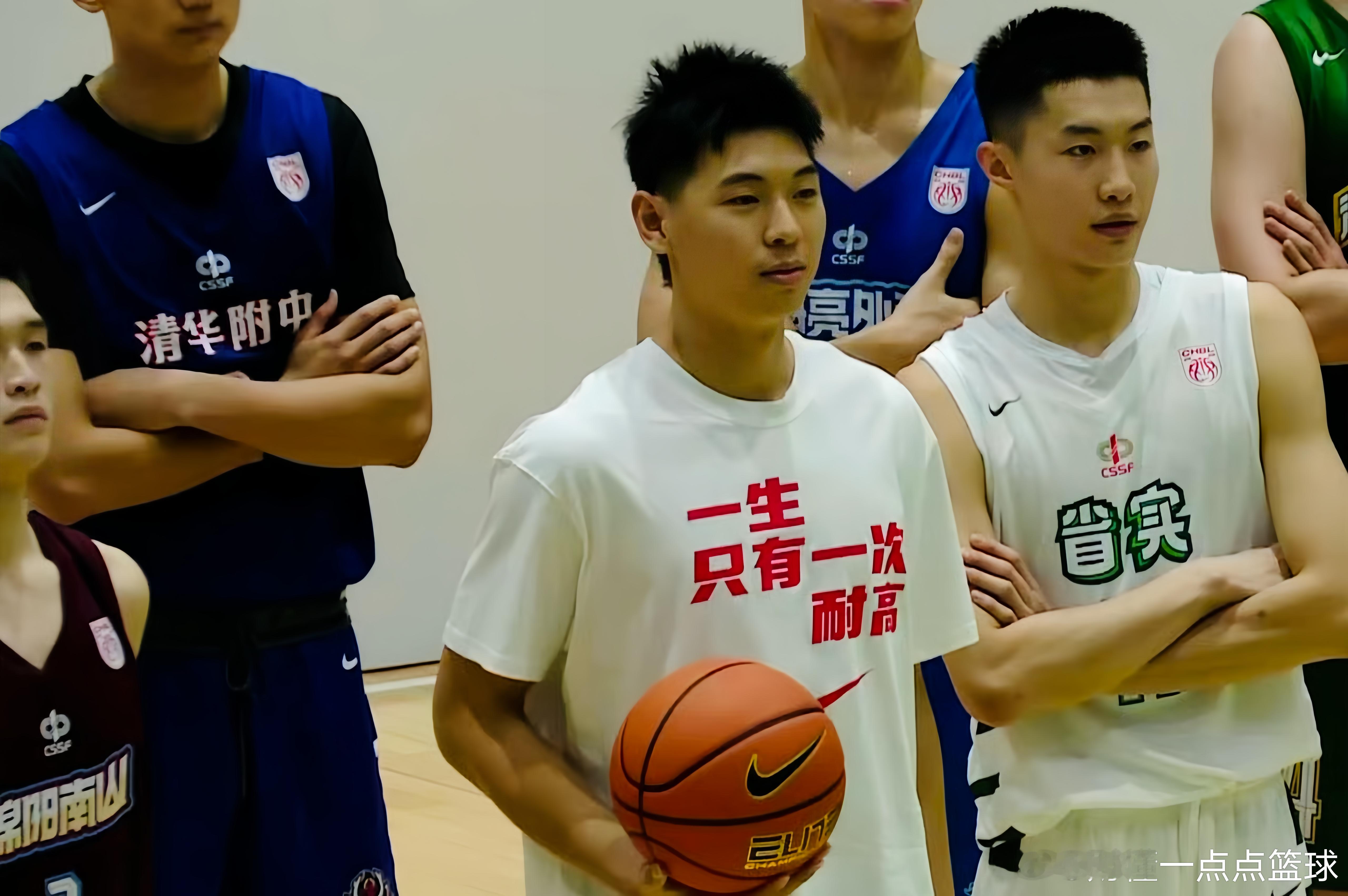 崔永熙今晚作为嘉宾出现在了耐高揭幕战的现场，占据C位并和队员们一起合照留念！貌似