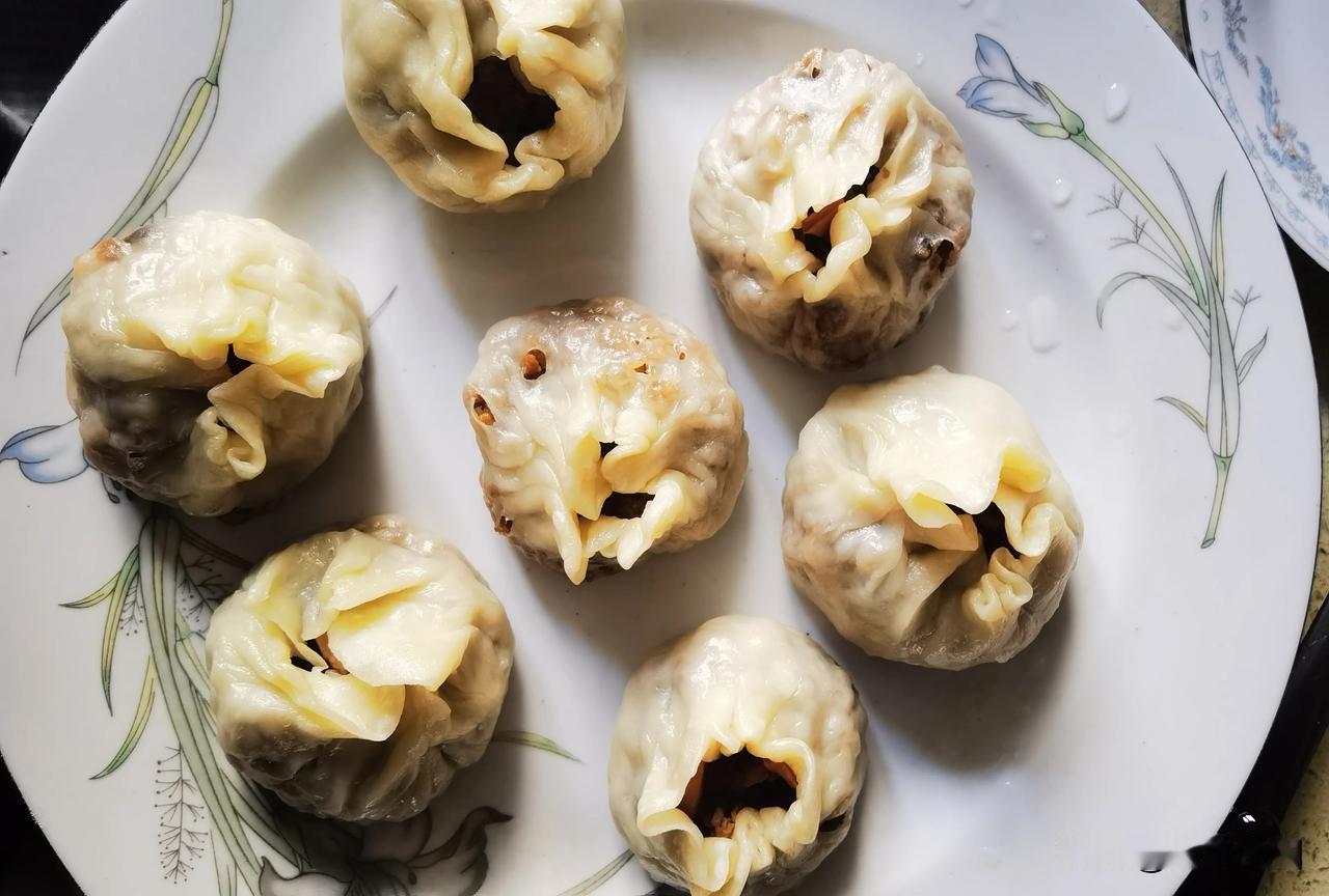 
首秀香菇肉馅糯米烧卖横空出世！向友友悠然学习，今天包饺子时顺带学着首次做了一次