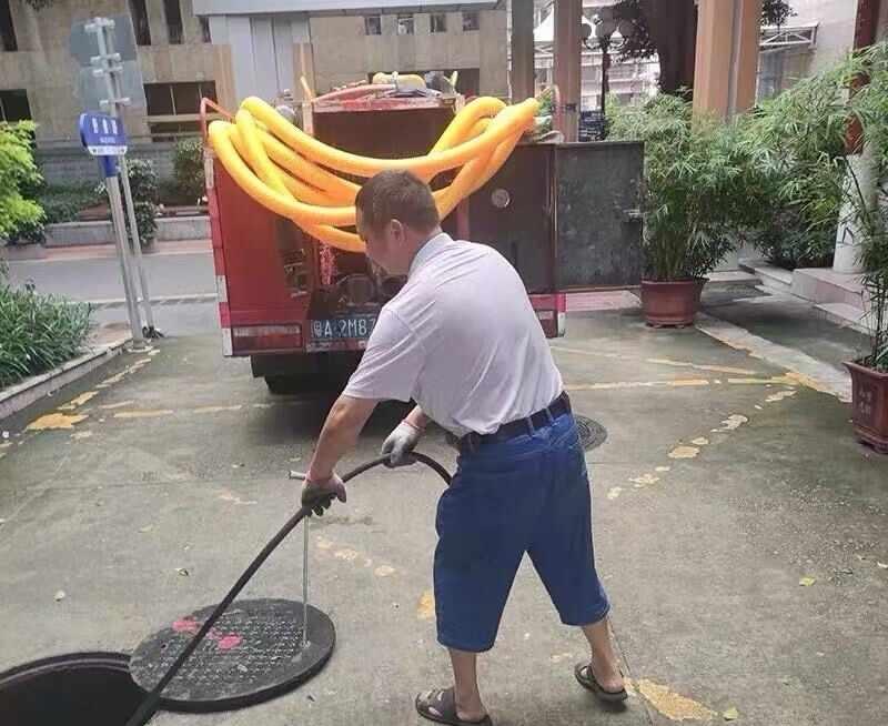 高压车疏通下水道一步到位
广州疏通下水道 广州管道疏通 高压车疏通管道 广州市管