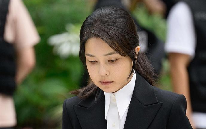 韩国政坛今天又炸锅了！就在5月15日，韩国“金建希特检组”直接在首尔中央地方法院