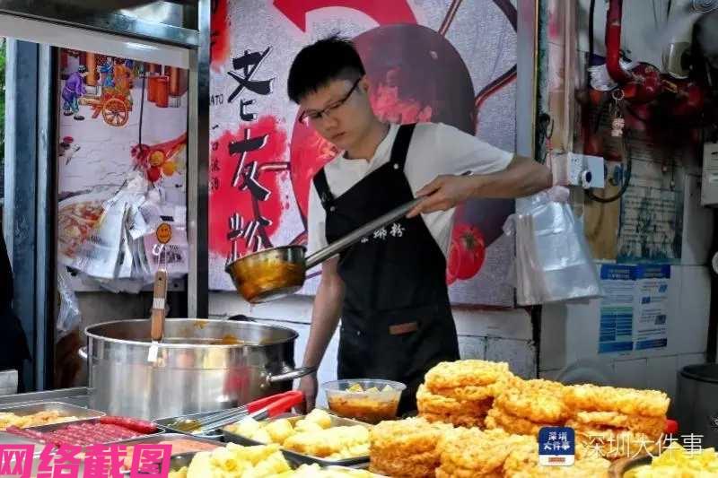 深圳福永有间五六平的店铺里，店内正在营业着柳州螺蛳粉，老板为九零后男子，此时夜色