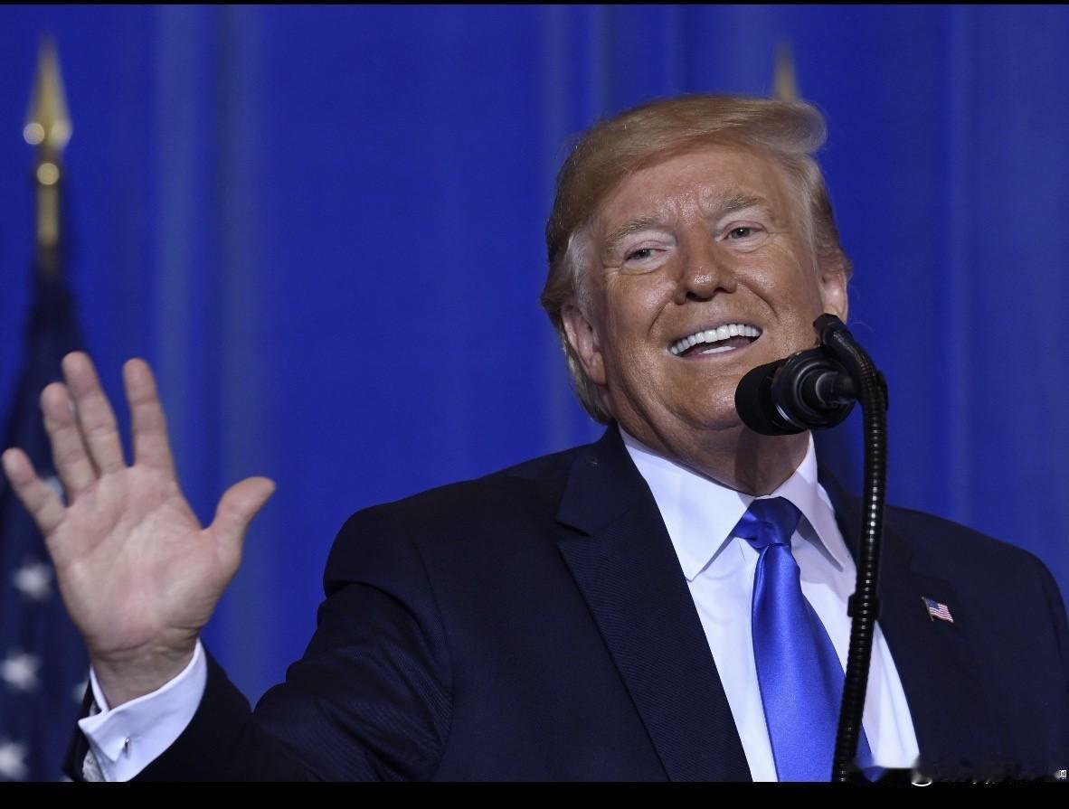 给老特画张像，你们说像不像？
每当老特对我们露出笑脸，我就浑身起鸡皮疙瘩。每当老