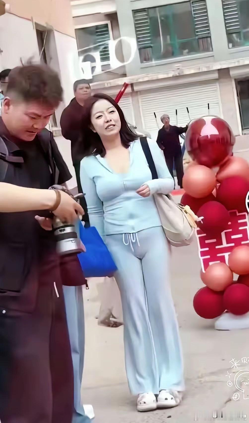 秋日生活打卡季丈夫性格通透大气，面对当下大热的裤款，直言妻子上身效果十分亮眼。
