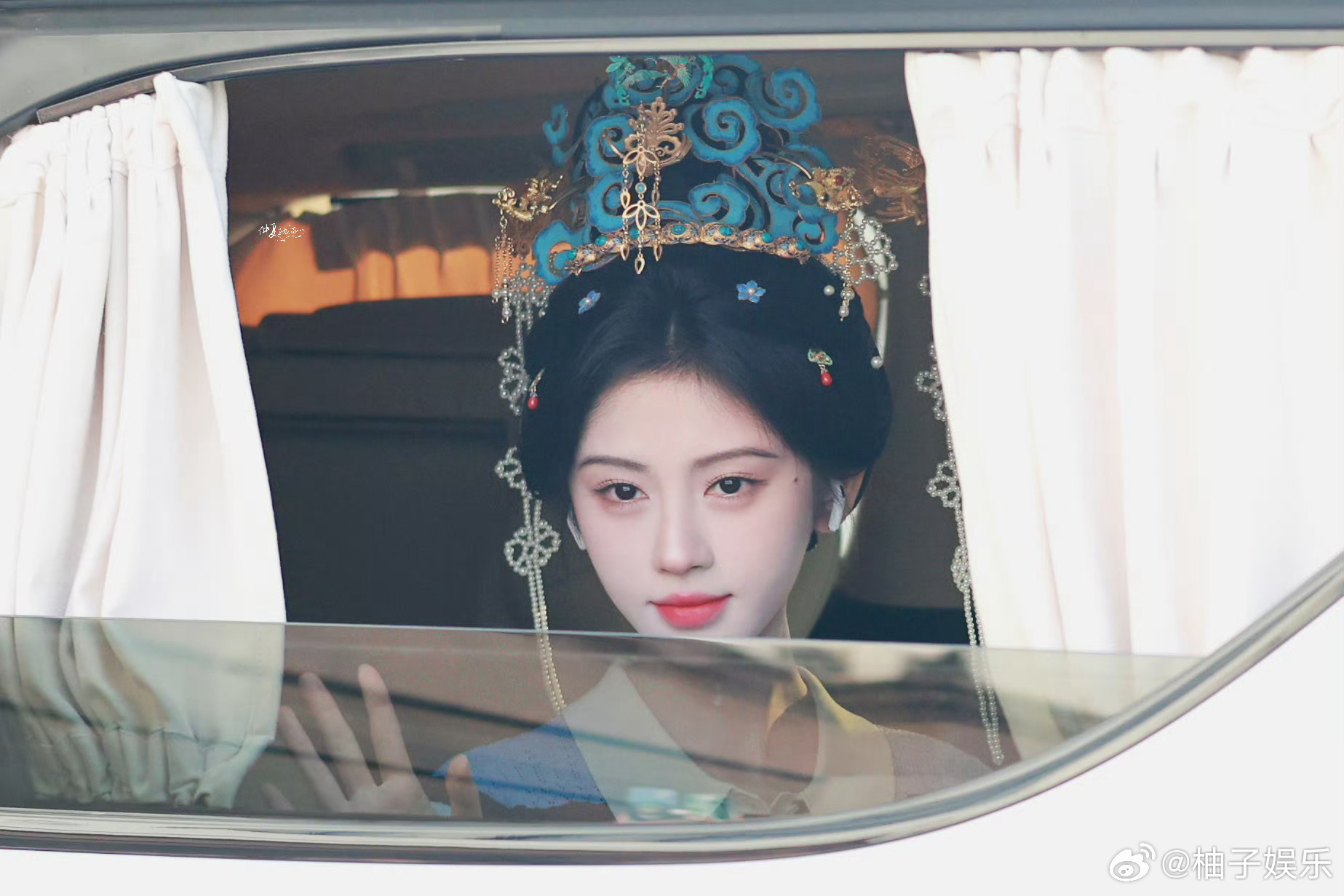鞠婧祎万花世界苏绿夏今日出妆路透，我们陛夏好美啊，今天是新造型哎，发冠越来越华丽