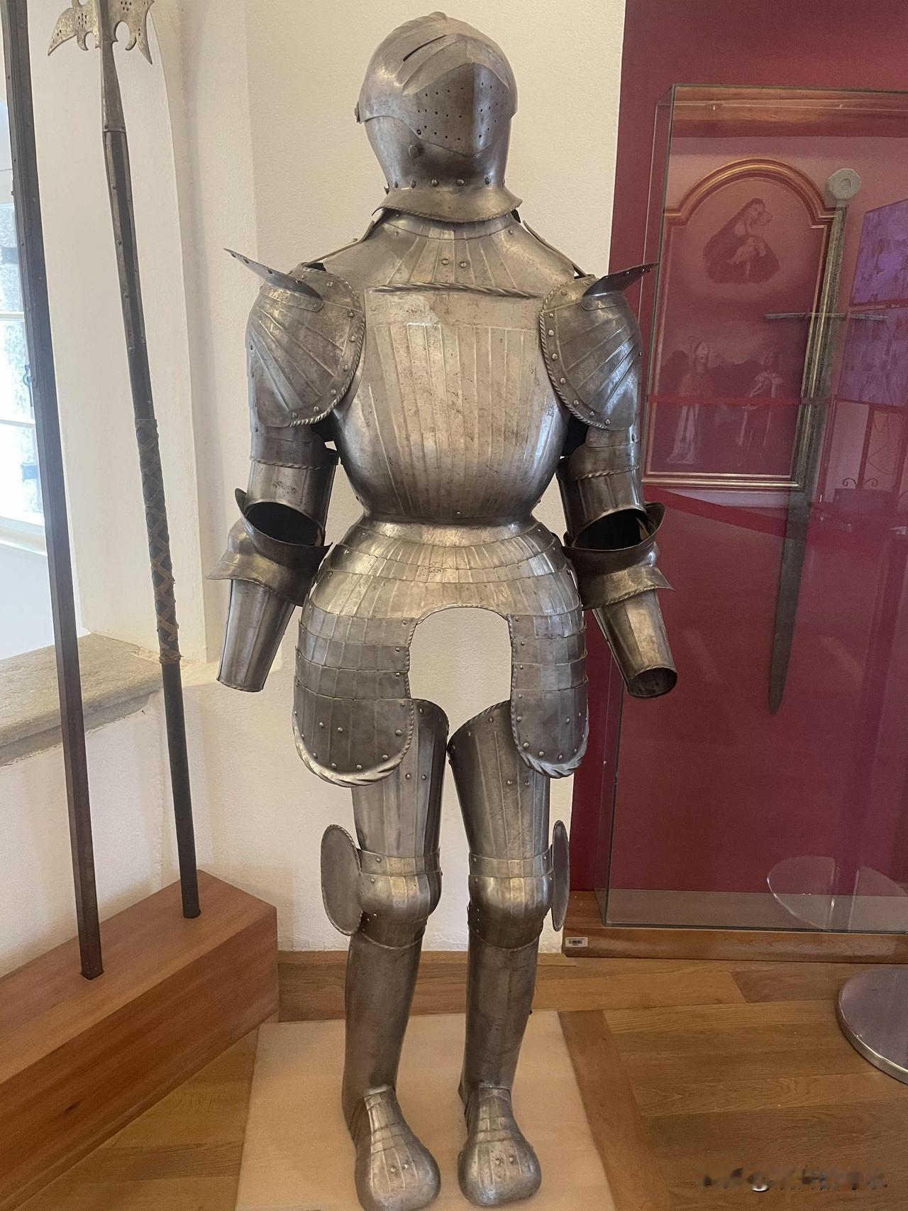 看看这几千年前的装备
在古代相对于其他国家
这玩意是不是属于非对称武器
感觉简直