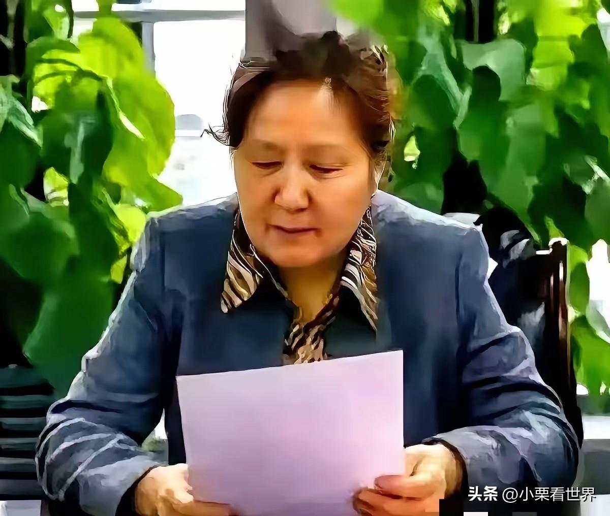 深夜吃瓜，直接给我干精神了。
贾浅浅的硕士导师被扒出来了。
但你绝对想不到，这位