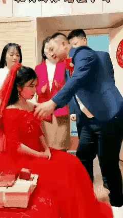 新婚大喜之日，新郎带着丰厚的彩礼来到新娘家接亲。新郎看见打扮得貌美如花的新娘，忍