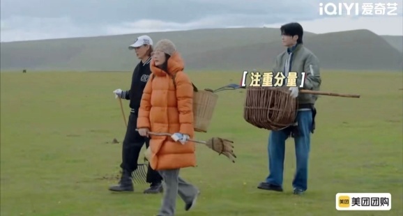 宁静捡个牛粪也要看颜值宁静捡牛粪都与众不同。自带颜值滤镜，只对“顺眼”的牛粪下手