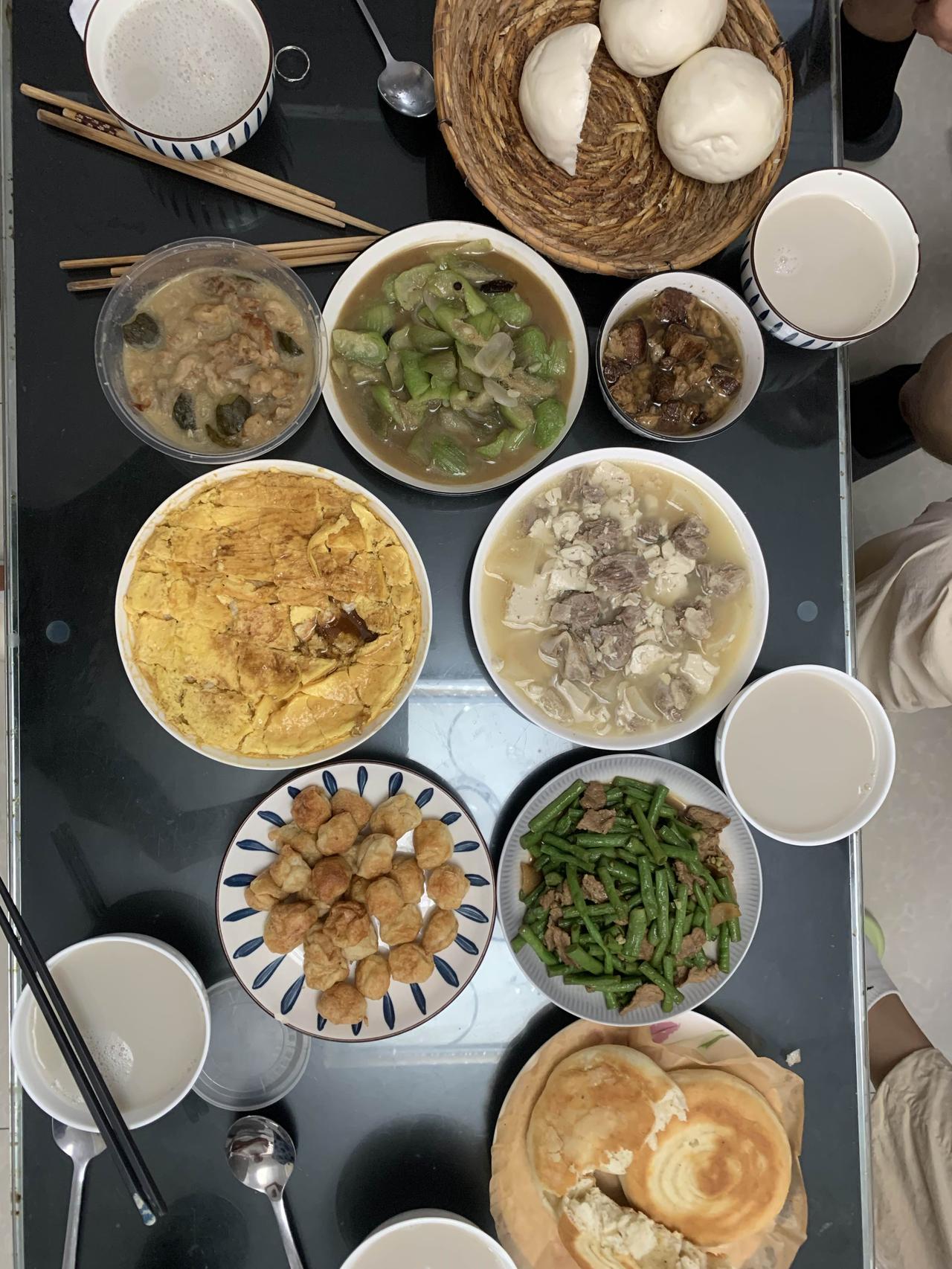 打卡今日晚餐
今日6人份晚餐：萝卜炖羊肉、素炒丝瓜、豆角炒肉、虾仁蒸蛋、烤章鱼丸