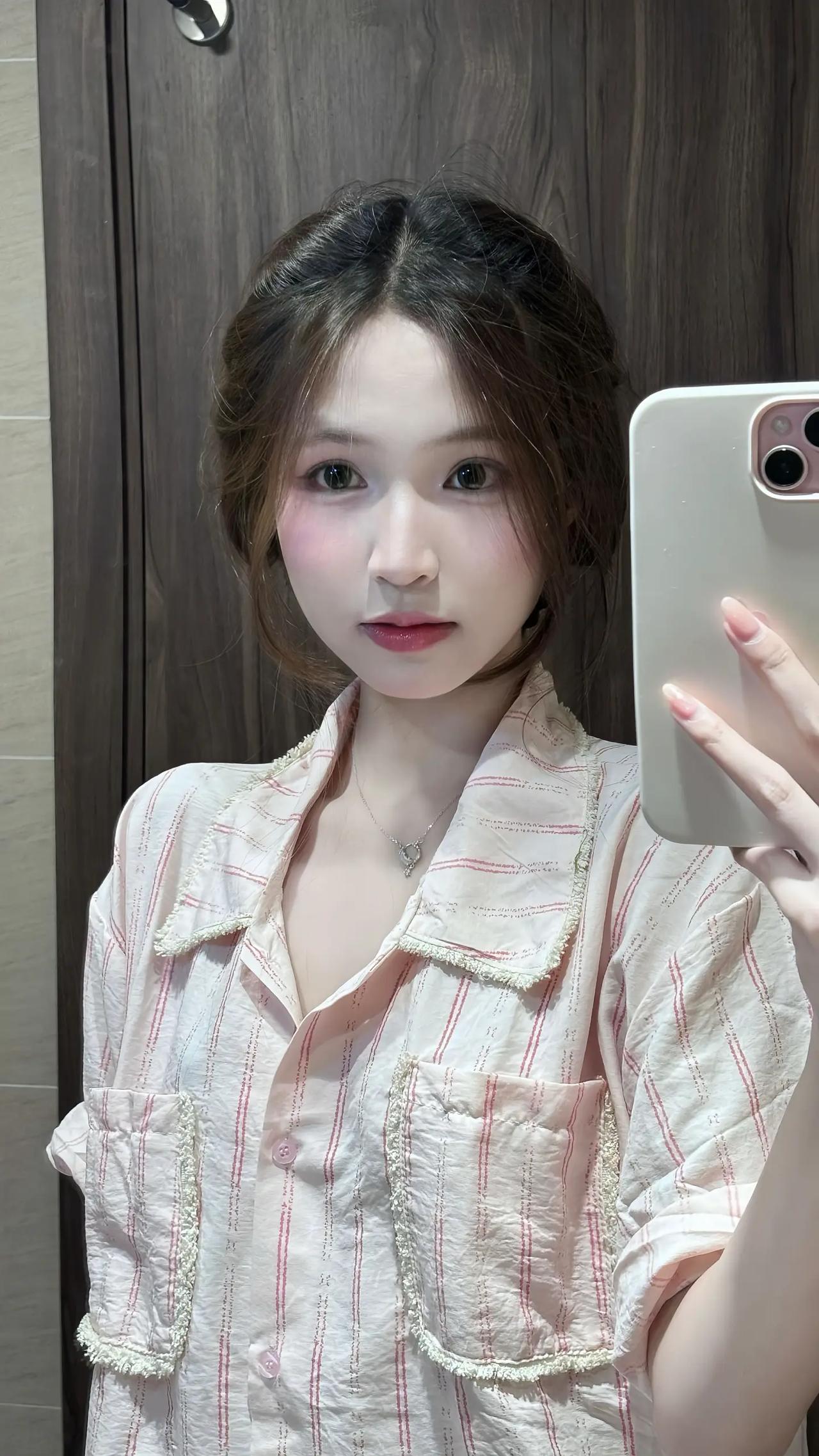 心中留一处清净地，
安放过往所有深情旧梦。