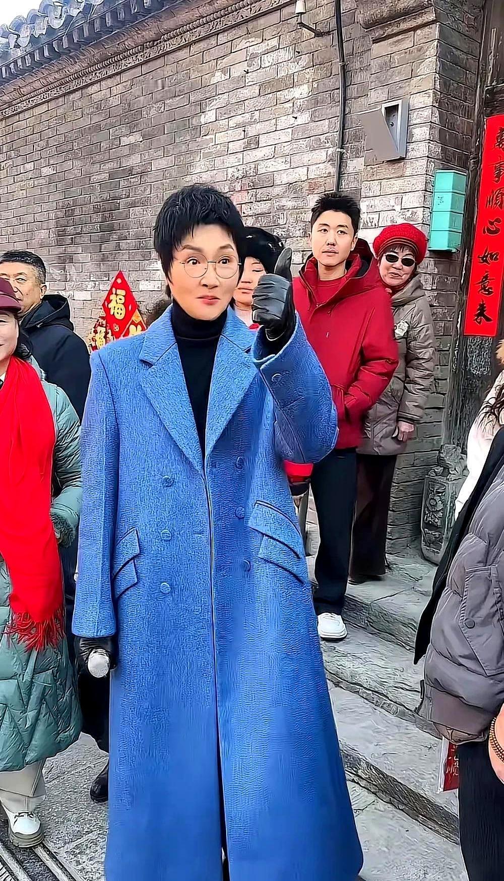 胡同里被拍到时，路人脱口而出：“这大姨谁啊？”镜头拉近，全网沉默了。
 
那是孙