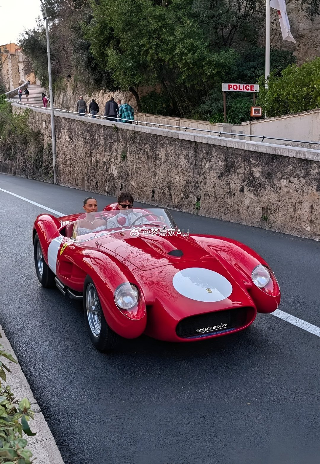 勒克莱尔与妻子亚历山德拉驾驶着法拉利250 TR在摩纳哥举办了婚礼💒 此情景太