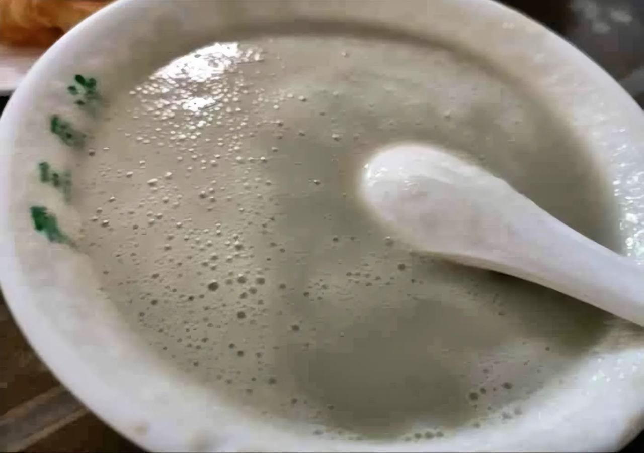北京豆汁界当今的扛把子，尹三豆汁这么稠，有没有加淀粉？今天看到有网友讨论，这么多