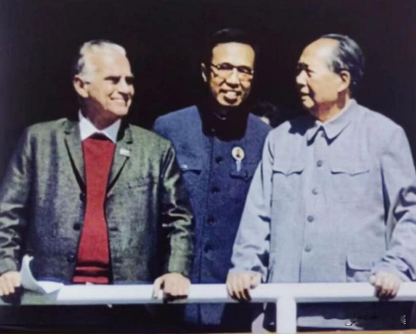 1970年10月1日，毛泽东邀请美国记者埃德加·斯诺登上天安门城楼参加新中国21