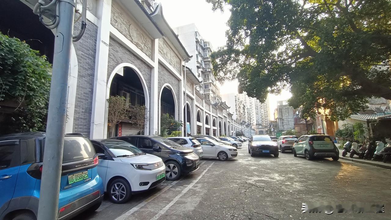 工程事故发生后，事故处理主要分为“事故报告”和“事故调查”2个先后衔接的程序。