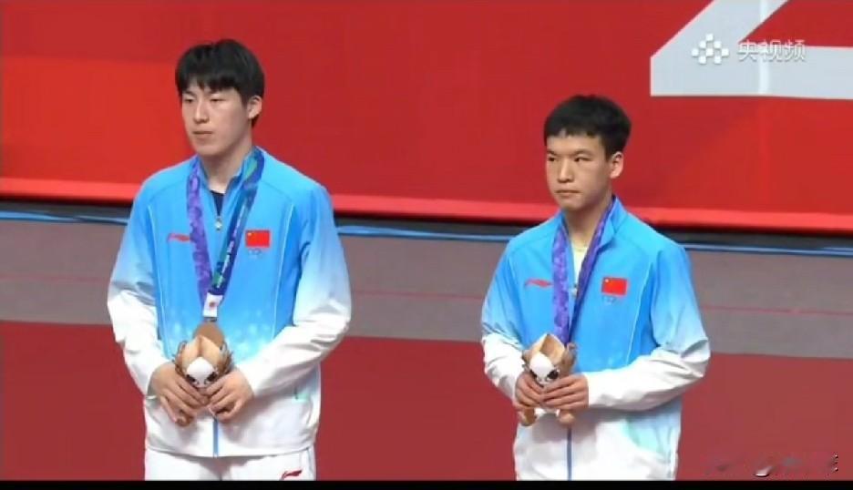 男双颁奖典礼上，温瑞博和向鹏情绪低落，即便最后国乒守住了冠军，他们依然没有释怀！
