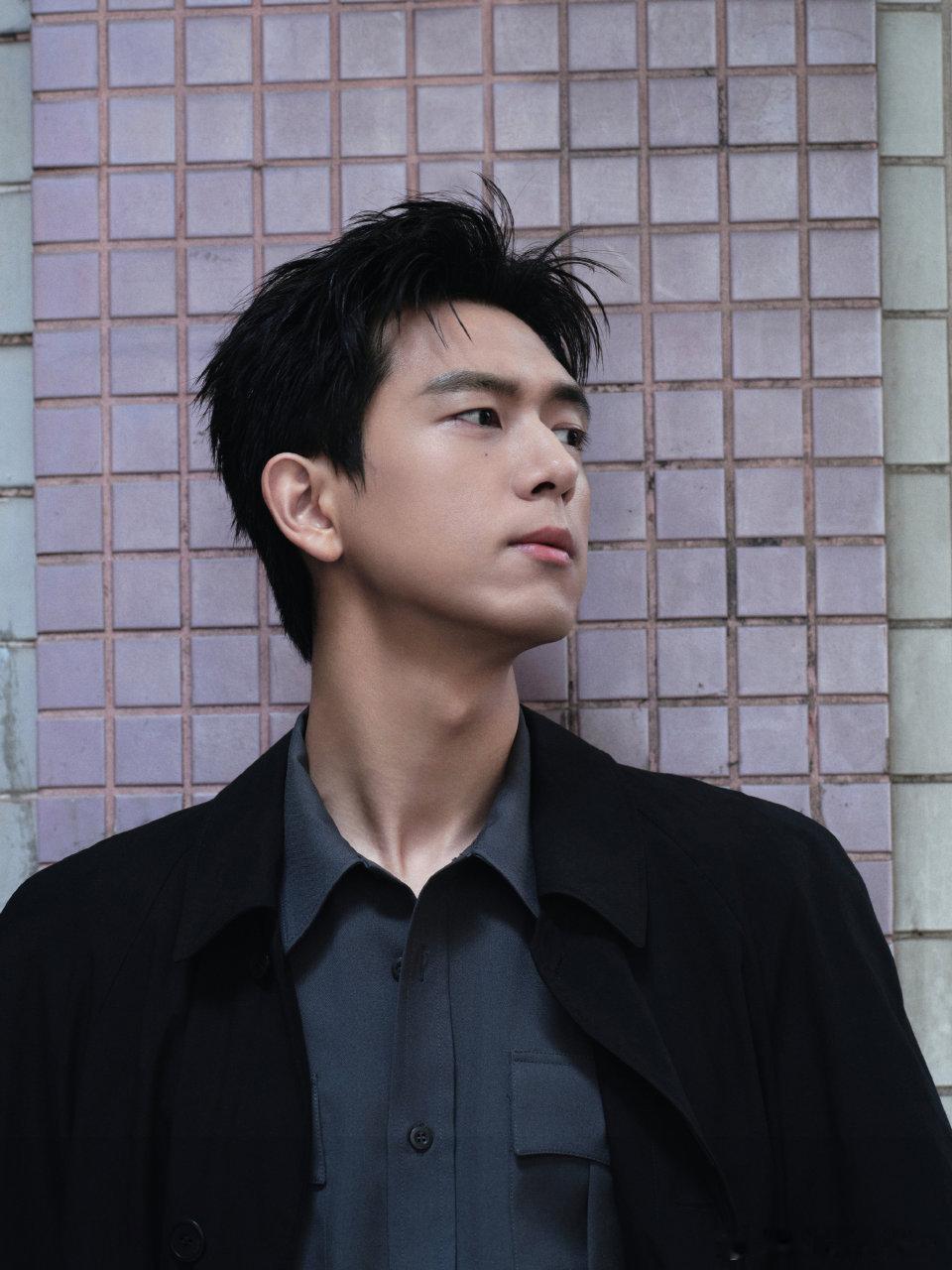李现 lxprada代言人李现 荒芜的沙漠仙人掌述说着生命的意义寂寞的星空启明星