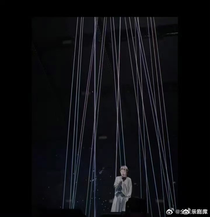 窦靖童回应上歌手不愿一直停留在熟悉状态里，主动踏出全新步伐，好好期待她的演唱歌手