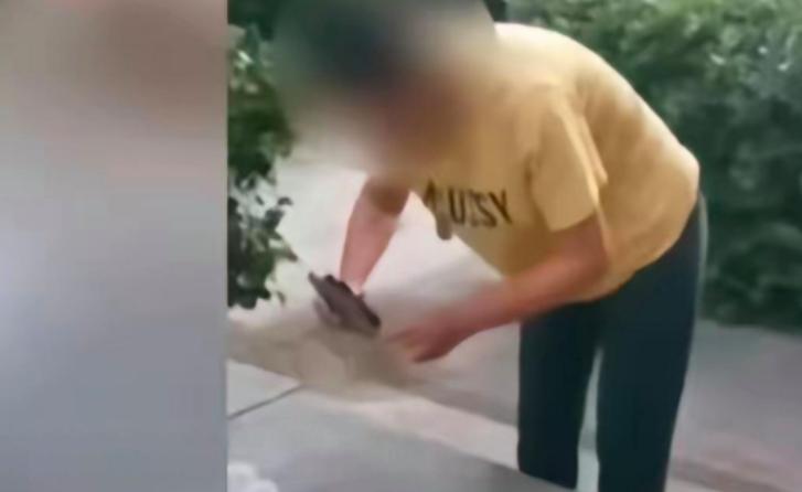 “坏到骨头里！”一男子在小区跑步时，发现一女子举止不对劲，就小心上前查看，竟发现