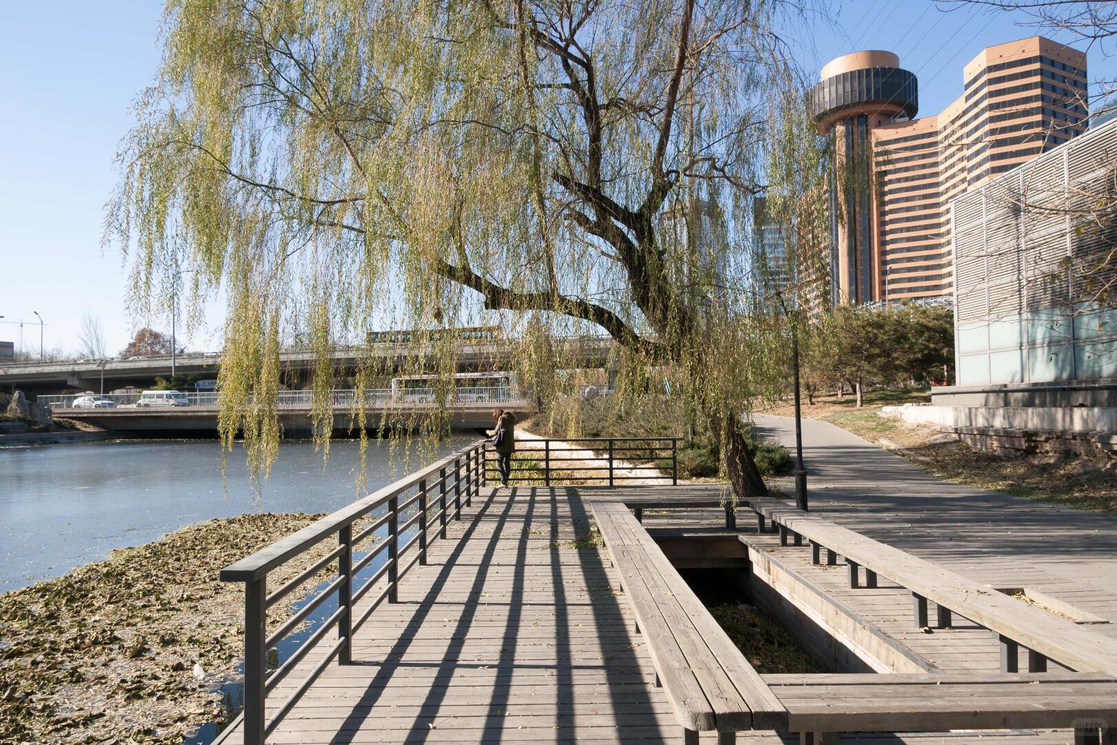 2013年亮马河还没变成塞纳饺子河时的样子，刚来北京的时候就在这附近上班，很多回