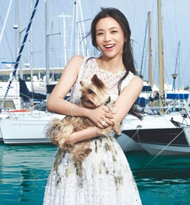 2004年汤唯选美旧照曝光！25岁青涩从容，早已藏着顶级演员的底气