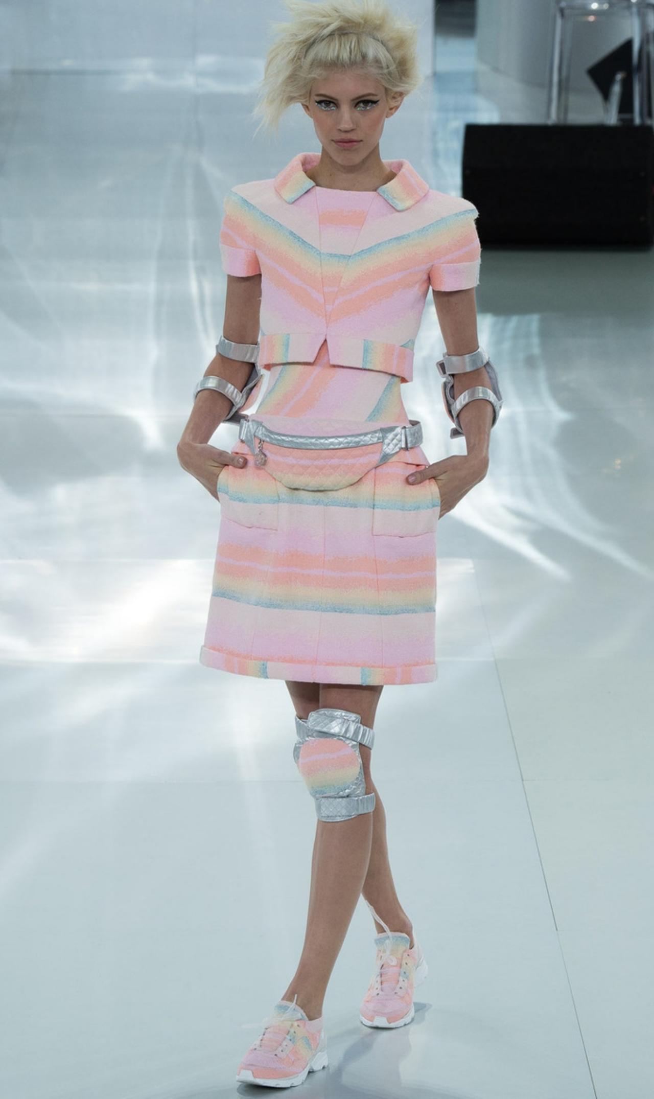 Chanel 2014春夏高级定制系列，廓形这块特别显年轻。短上衣配高腰短裤，或