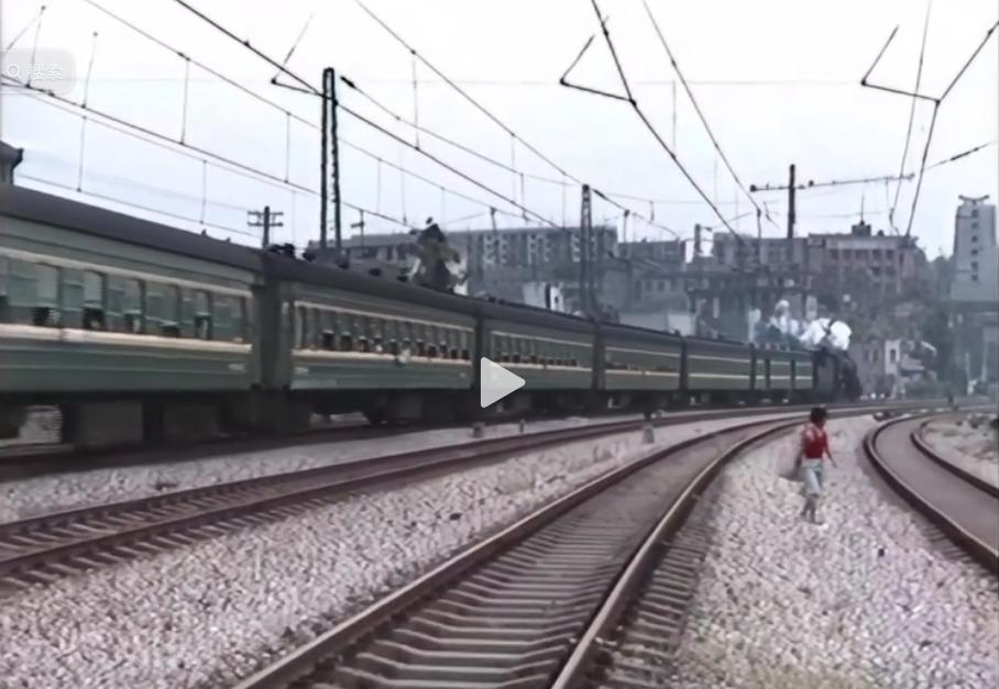 图1是1988年有老外在成渝铁路茄子溪站拍摄火车的视频截图，图2是本人2015年