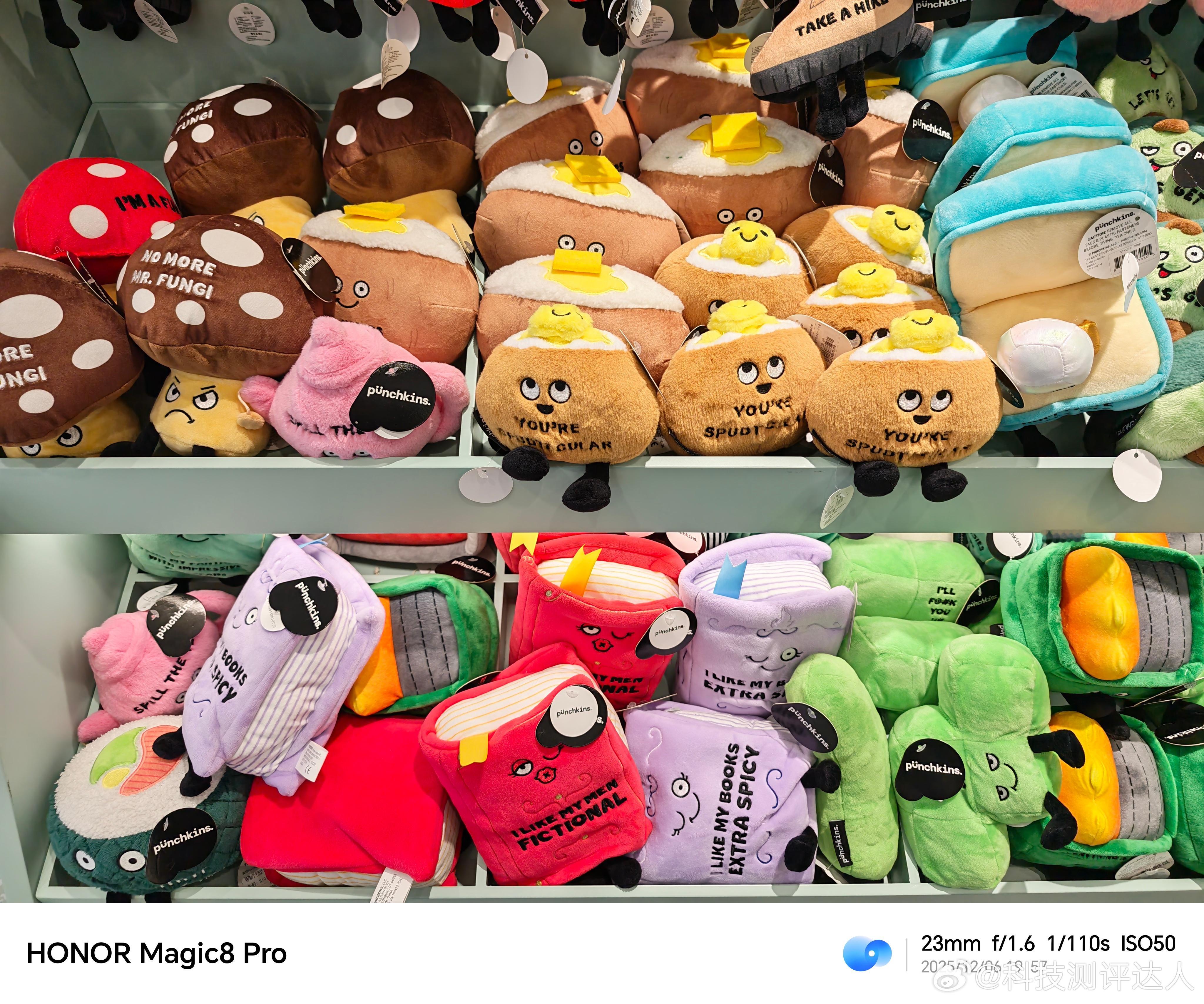 就喜欢逛这些奇奇怪怪可可爱爱的店～现在的精品玩偶越来越多了，能爆火的没几个，感觉