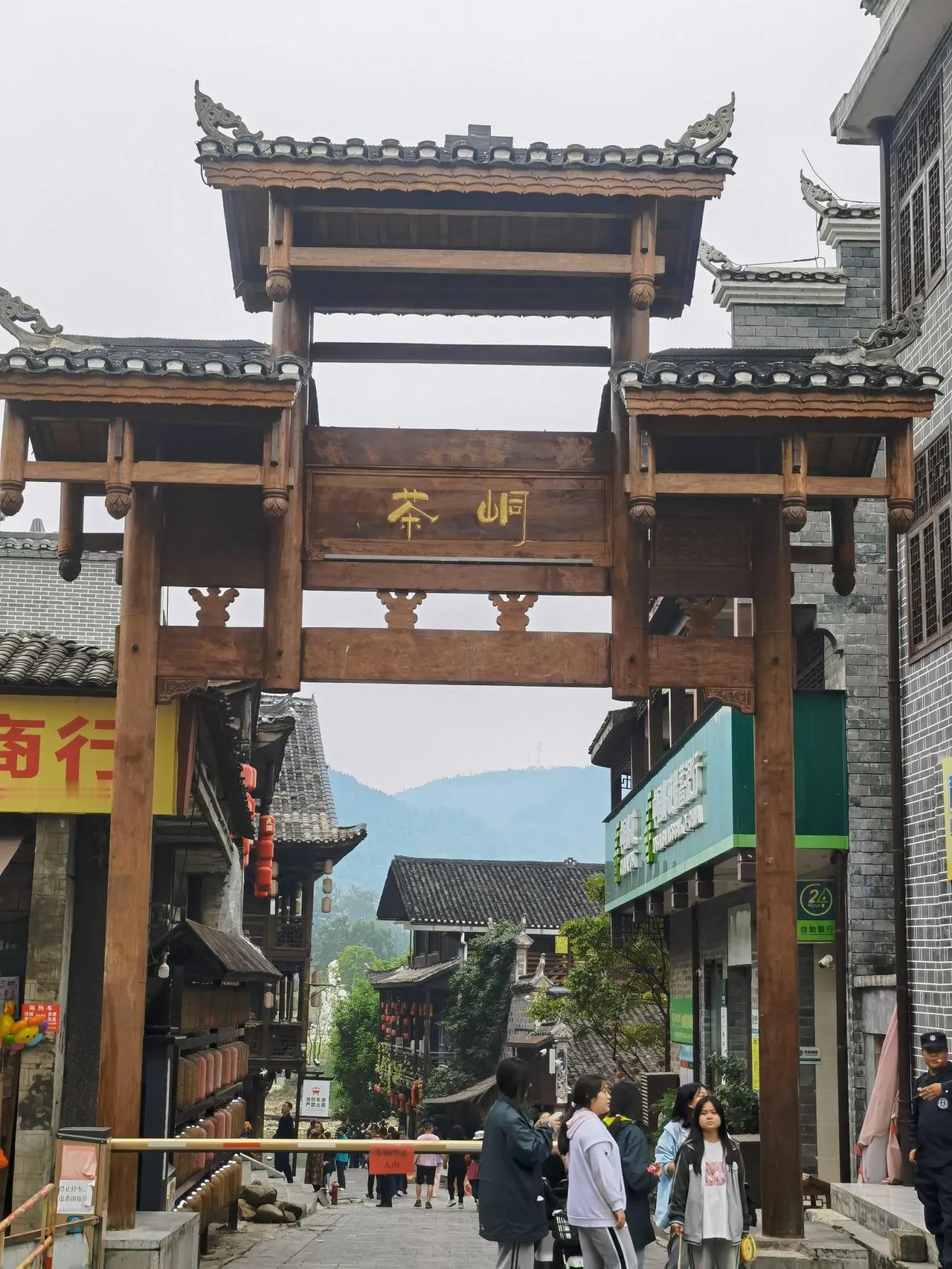 消费分为两种，一种主动型消费，一种是被动型消费。生活必须的消费，为被动消费，例如