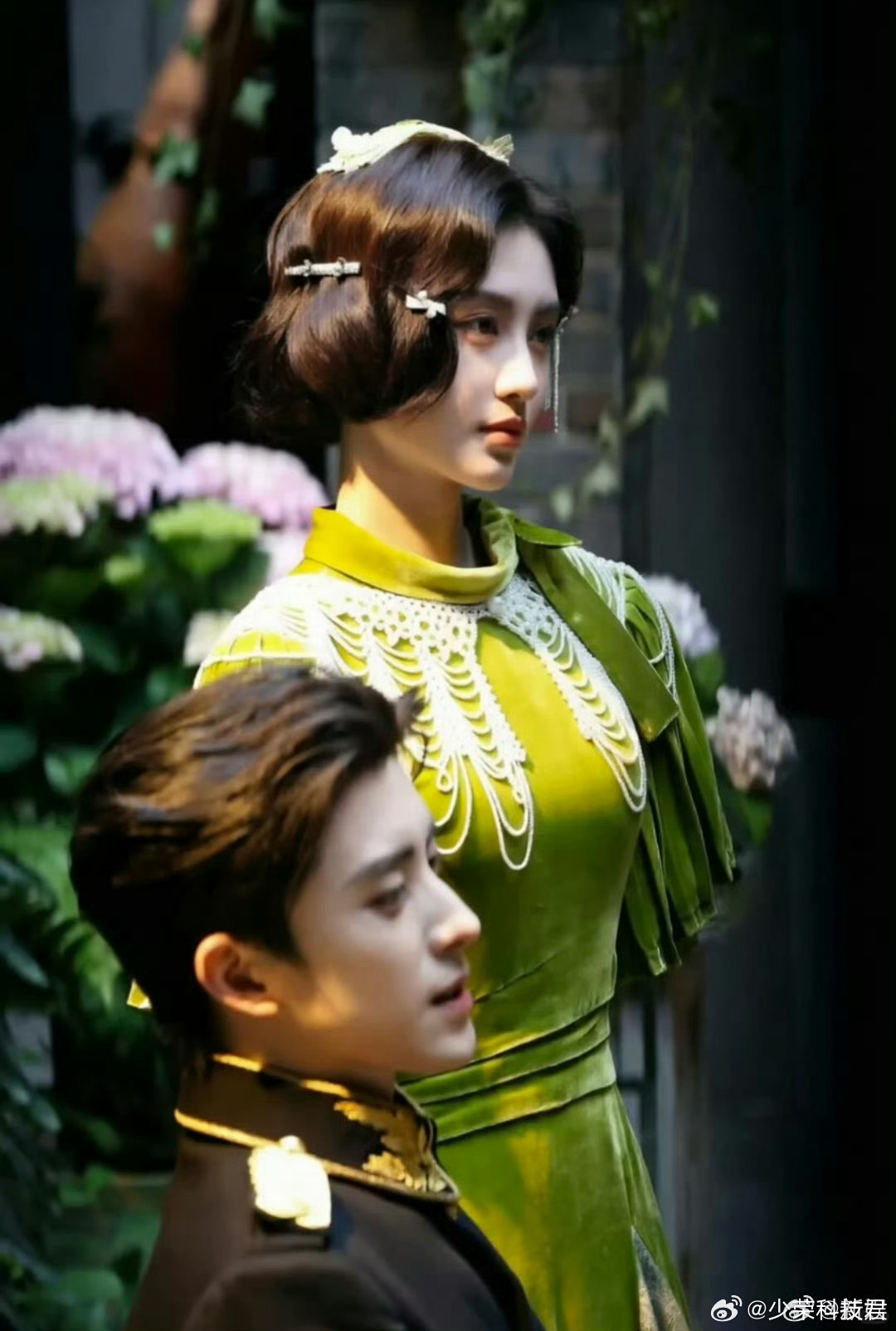 鞠婧祎敖瑞鹏万花世界路透就冲主演的颜值和服化道的用心程度，这部剧可以期待一波。 