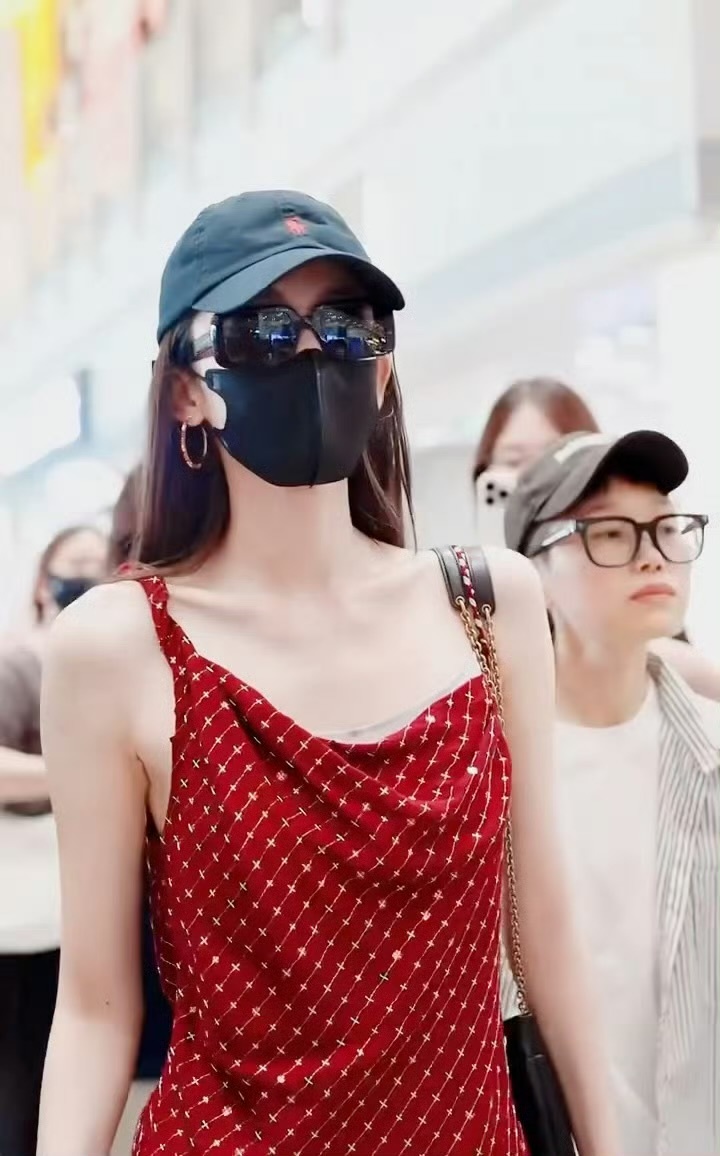 娜扎怎么又双叒瘦了，这都快瘦成纸片人了吧！希望娜扎在保持美丽的同时，也能健健康康