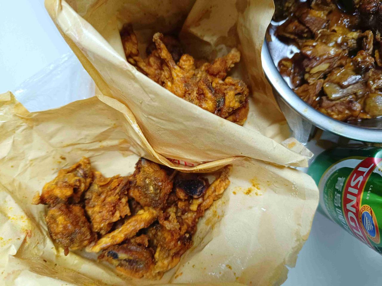 ¥15元，买一斤，送半斤。
香酥鸡锁骨～放学的孩子排队买着吃，下酒其实也不错!