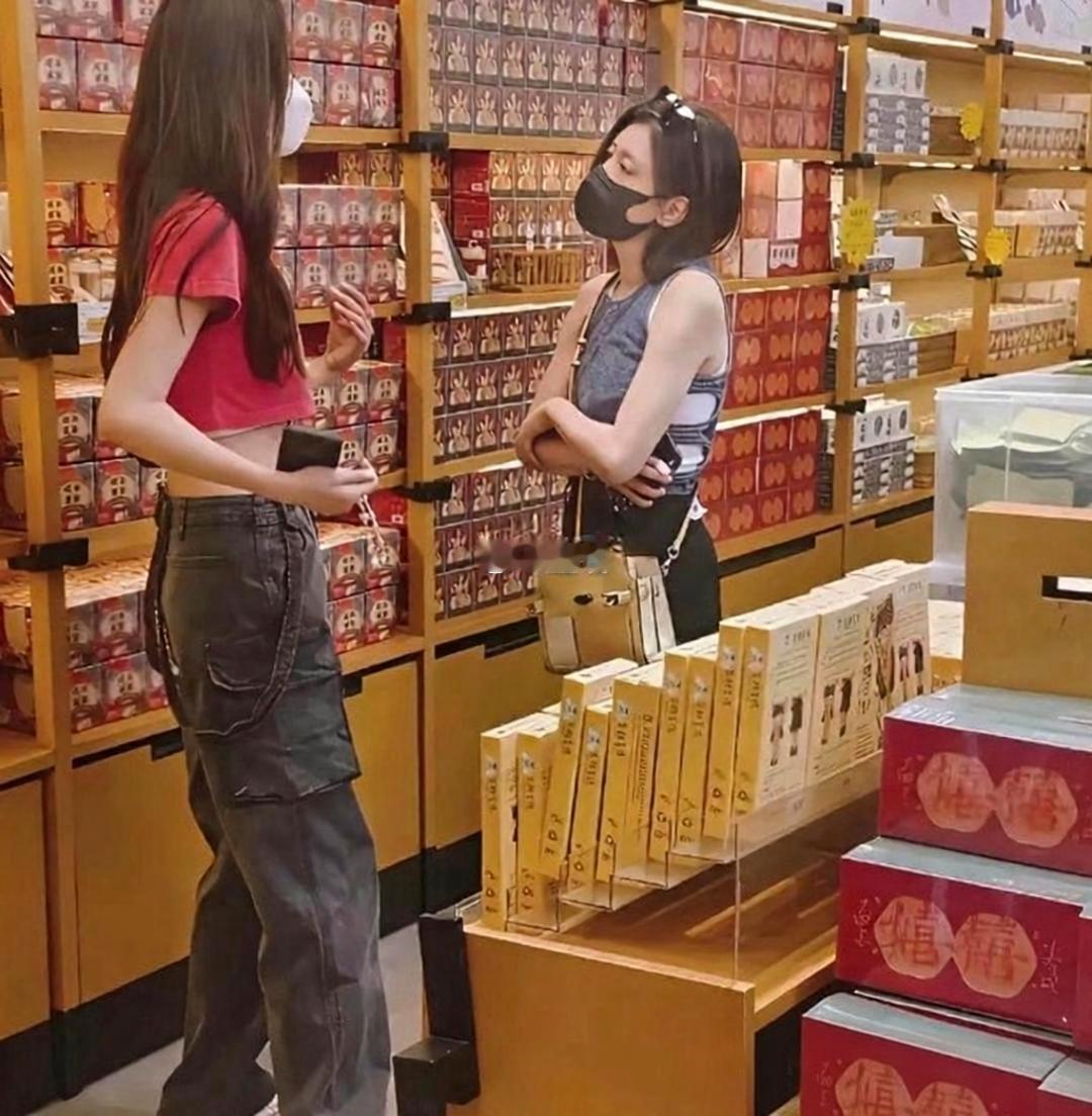 她们俩不会以为自己戴上个口罩很酷吧 