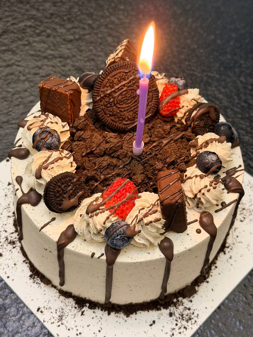 我这种穷人过生日很简单的，孩子给买个蛋糕，然后出去吃饭。晚上吃海底捞。 