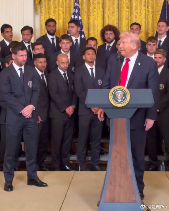 特朗普在白宫接见梅西 梅西离特朗普有八百里远 哈哈 老登：离我远些 莫挨老子 