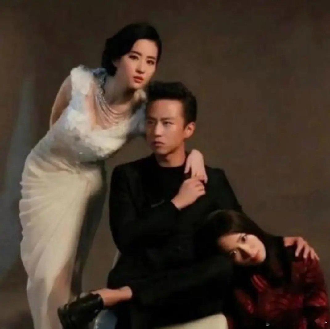 肯定是邓超要求这样拍的，不愧是老显眼包 