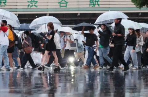 谁能想到，日本竟然爆发了梅毒疫情。这个听起来极具年代感的冷门词，就这么实打实地在