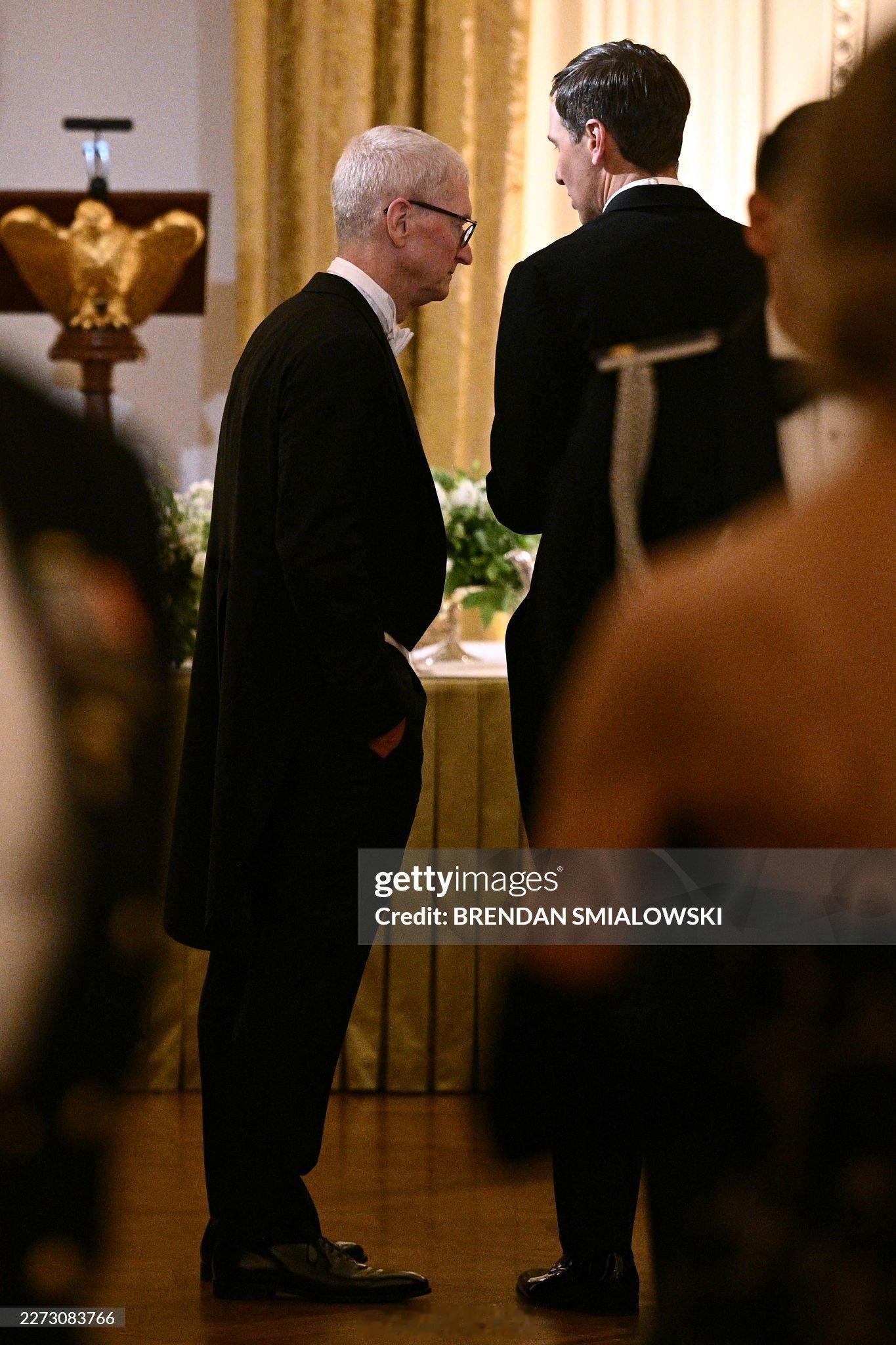 苹果公司老板这下可以说是一年之内参加2️⃣场国宴，去年温莎，今年白宫，他在和Tr