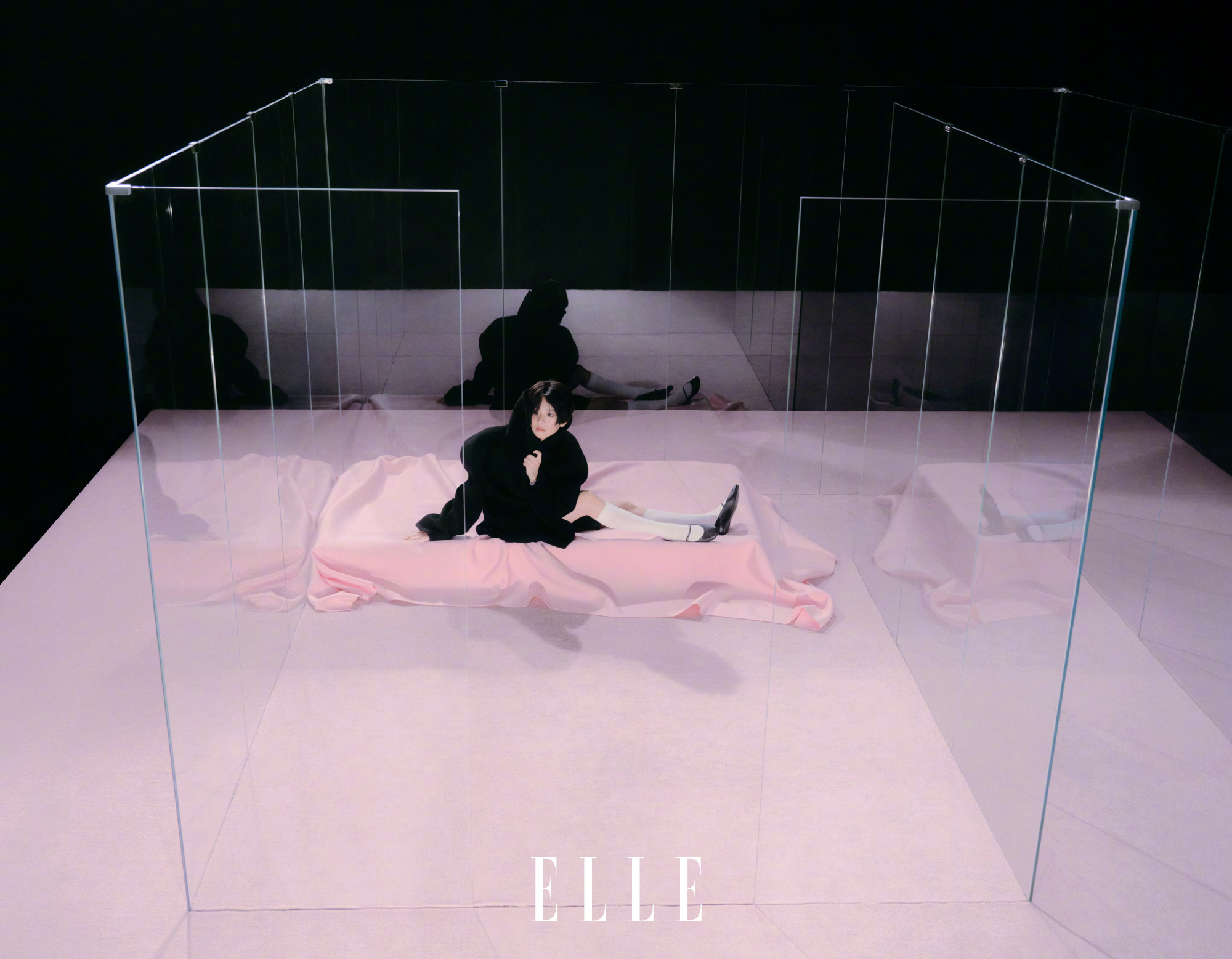 李庚希ELLE2月刊封面李庚希小小的身体叠穿的神摄影：Wanglei-and-J