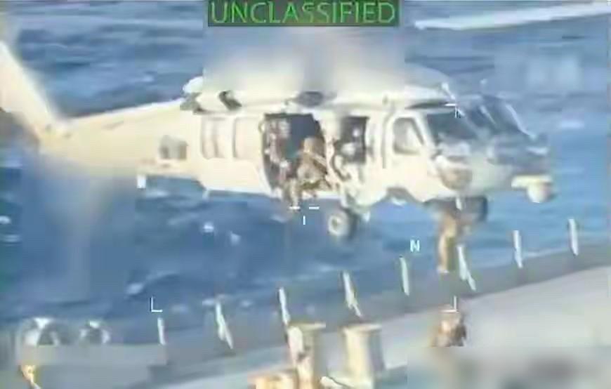 凌晨的加勒比海，一架美军MH-60T直升机的低空轰鸣声却打破了这份平静。

美军