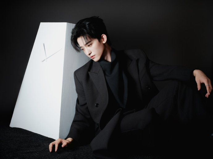 常华森追剧团全黑西装造型 常华森追剧团全黑西装造型，​​​​西西域第一高手梵云飞